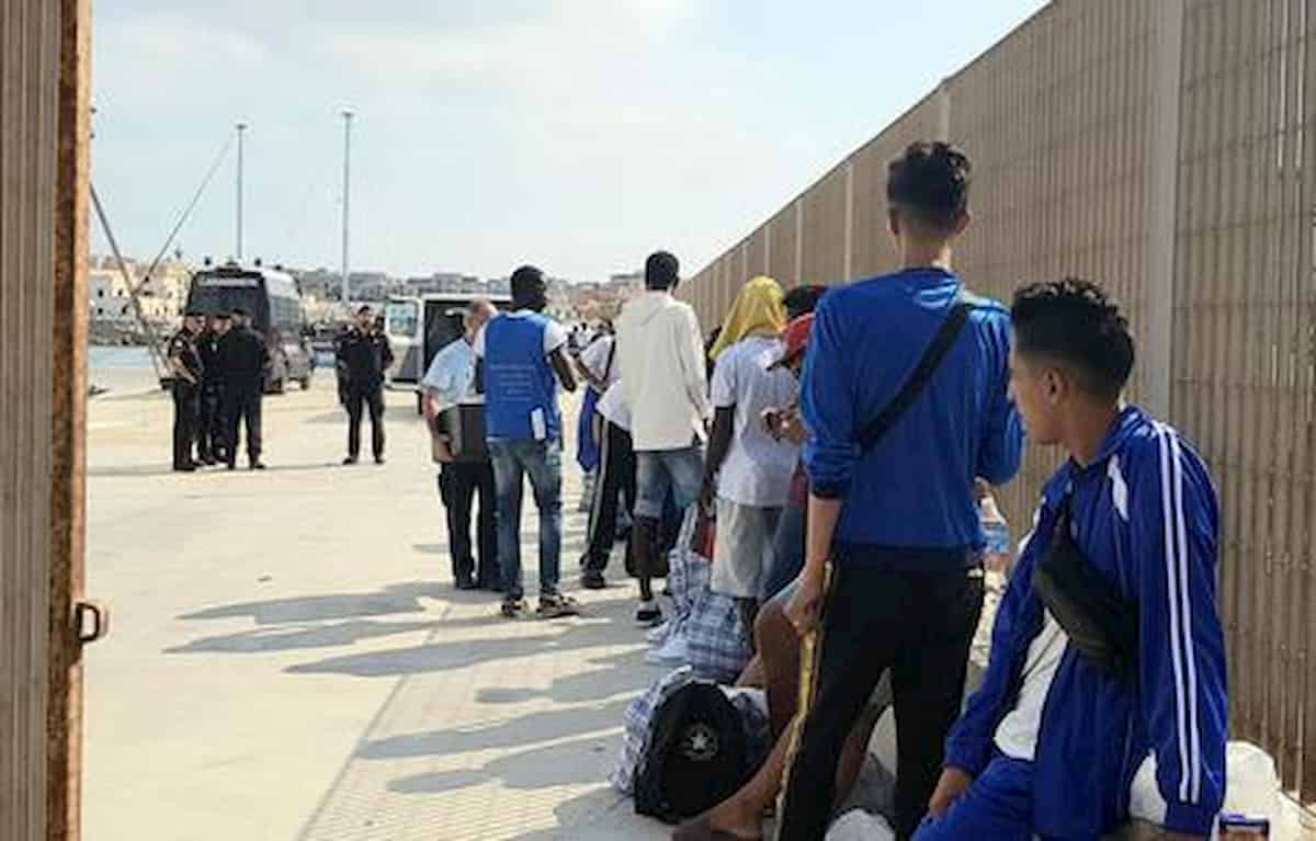Migranti in fuga dall'hotspot di Taranto