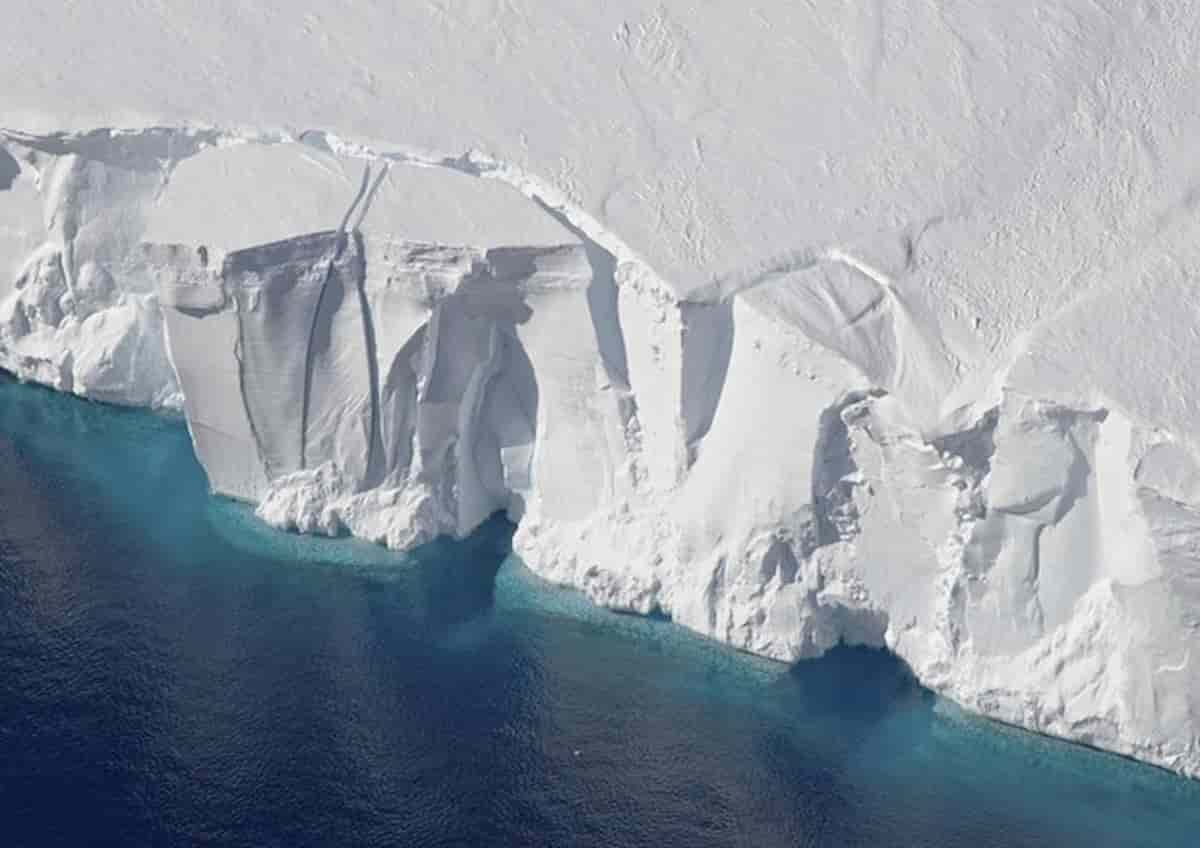 Antartide, 60% delle piattaforme di ghiaccio a rischio fratture