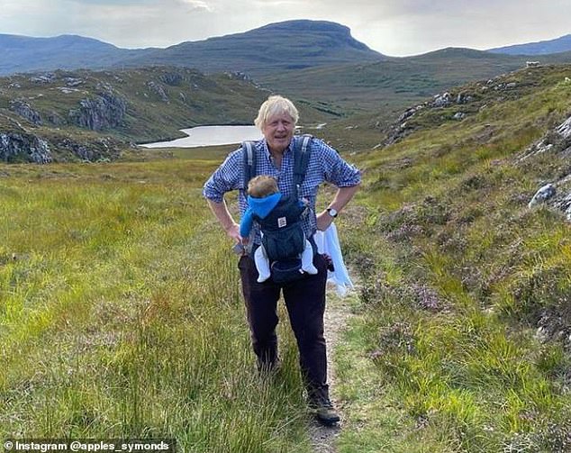 Boris Johnson, nella foto con bambino al collo, nascosto in Scozia? In vacanza dopo il fiasco della scuola