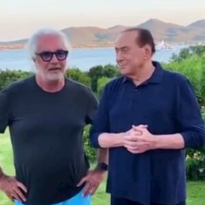 Silvio Berlusconi, invito in villa a "maledizione smeralda". Briatore nega ma è coda di paglia