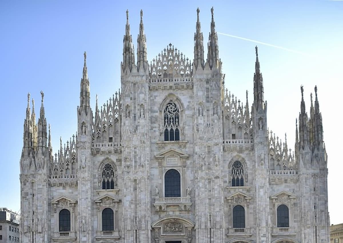 Duomo di Milano, uomo con coltello prende in ostaggio vigilante. Arrestato