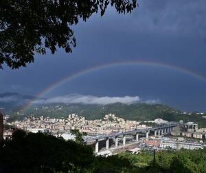 Genova, 2 anni dopo il crollo del Ponte: sistema marcio e sete di giustizia. Nella foto: arcobaleno sul ponte San Giorgio