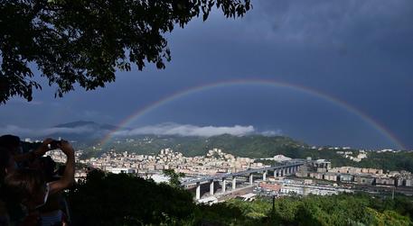 Genova, l'emozione di guidare sul ponte San Giorgio (nella foto, incorniciato dall'arcobaleno)