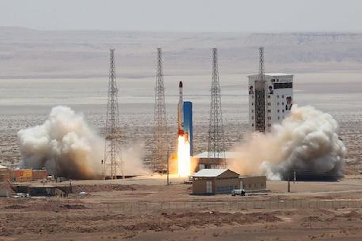 Iran presenta due nuovi prototipi di missili balistici
