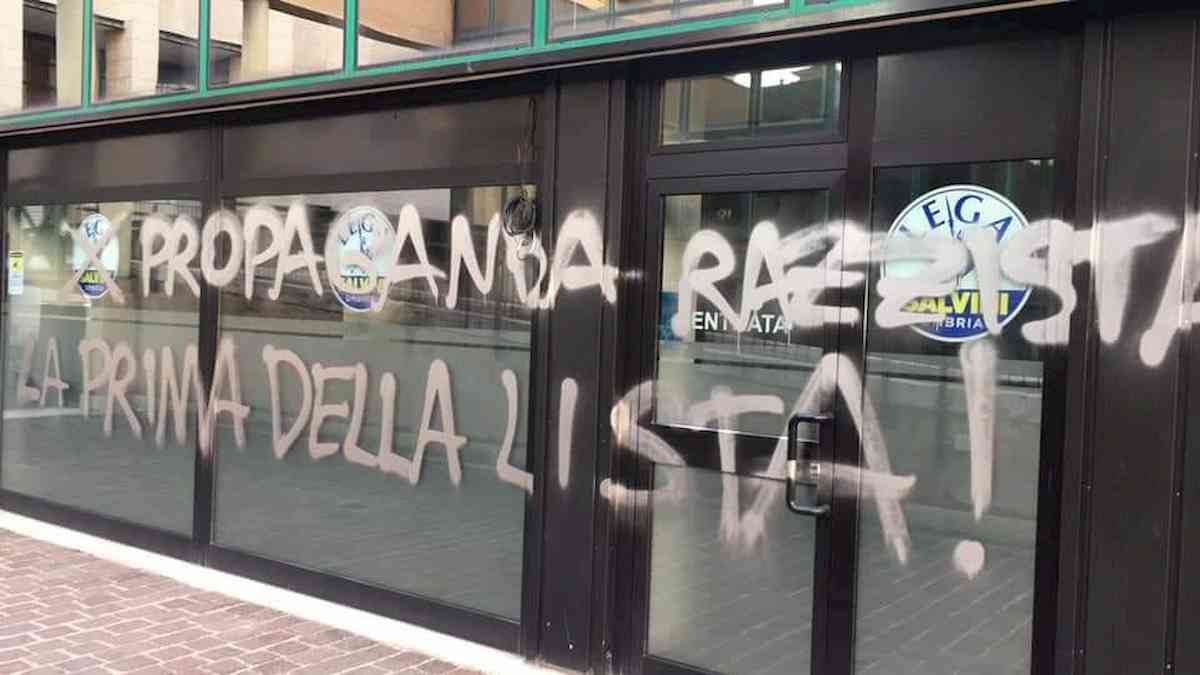 Salvini a Perugia per inaugurare la nuova sede della Lega. Imbrattata nella notte