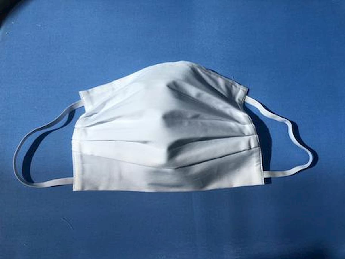 Mascherine di stoffa in aereo vietate se il volo dura più di quattro ore: obbligatorie quelle chirurgiche