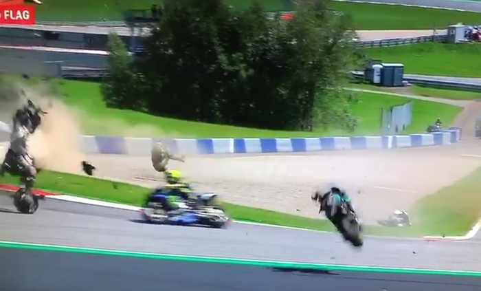 Moto Gp Austria, spaventoso incidente. Le moto di Zarco e Morbidelli attraversano pista