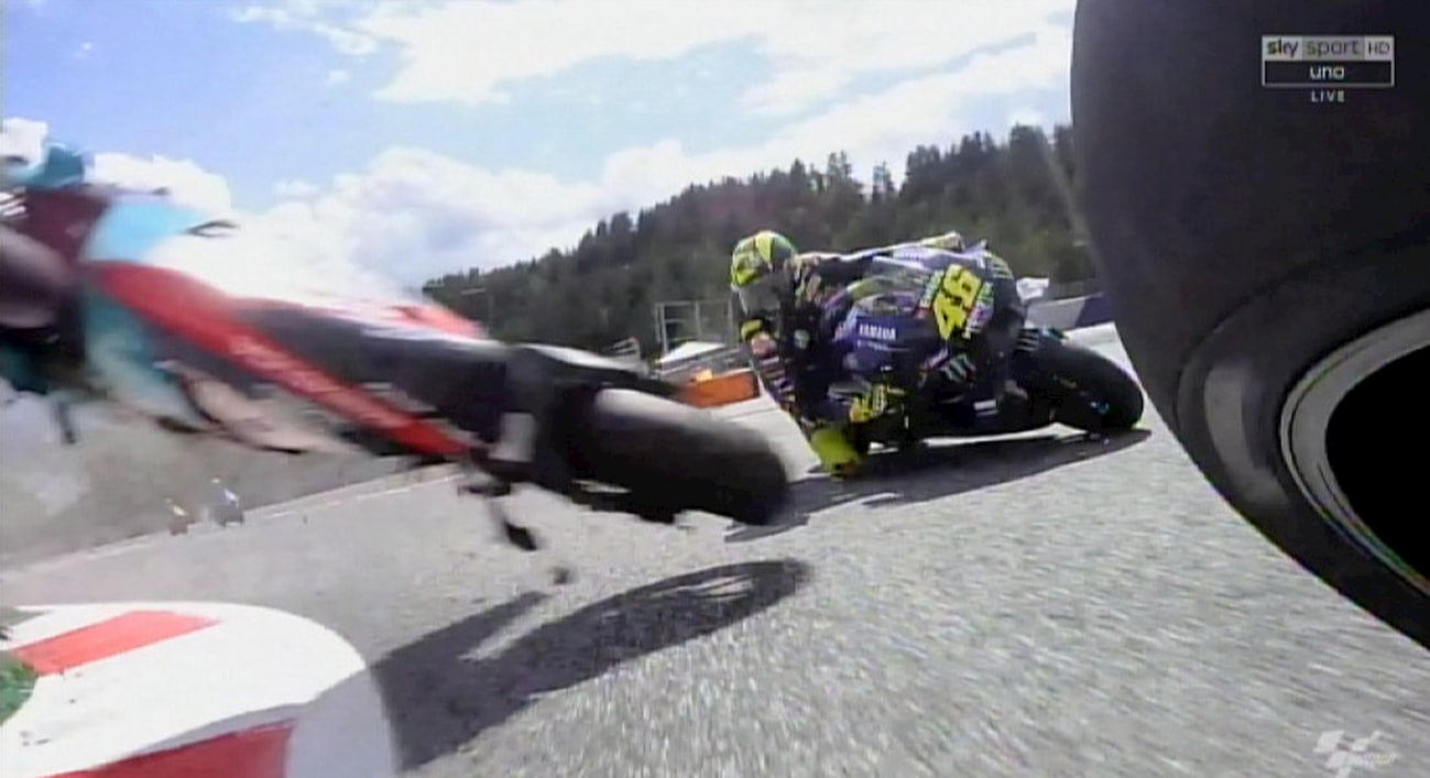 Valentino Rossi sfiorato dalla moto di Morbidelli: "Mai corso un pericolo così"