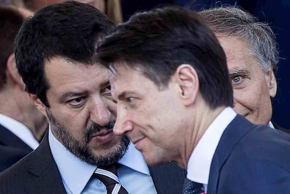 Migranti, Salvini contro Conte: "Ora dice che bisogna fermare gli sbarchi, un genio!" VIDEO