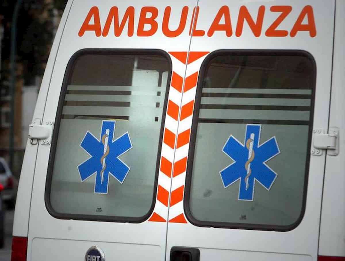 Torino, cammina sul ciglio della strada: 30enne polacco investito e ucciso in tangenziale. Nella foto ansa una ambulanza