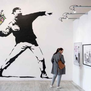 Banksy perde il copyright sul Lanciatore di fiori. L'Ue: "Niente diritti a chi è anonimo"