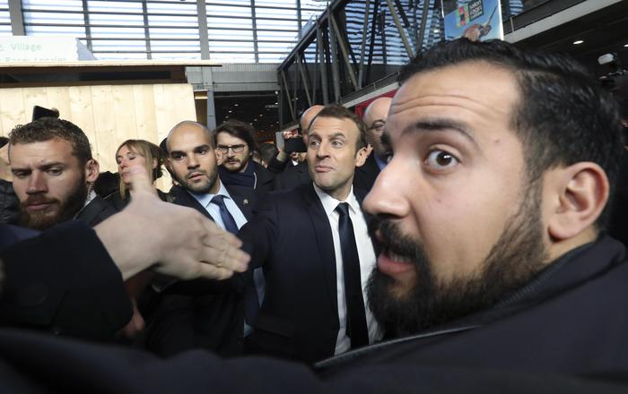 Benalla, ex bodyguard di Macron in rianimazione per Covid