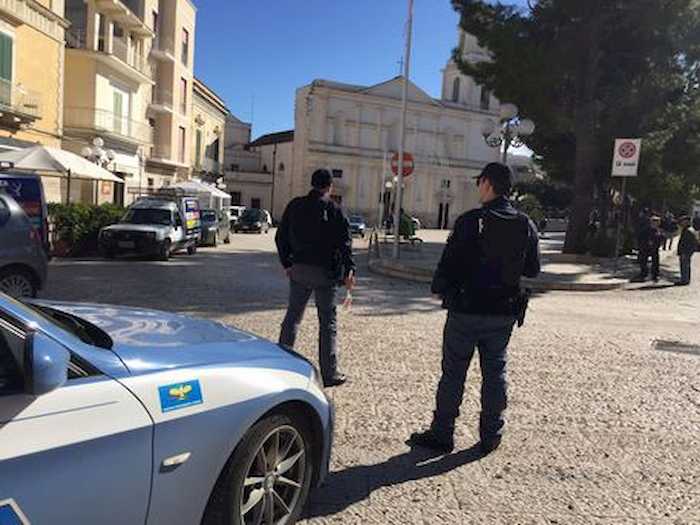 Canosa di Puglia, bomba nel parcheggio del commissariato: distrutta l'auto di un poliziotto