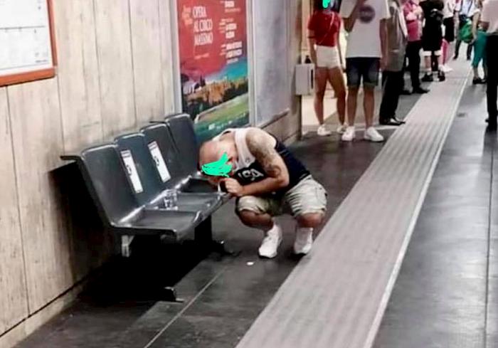 Roma, passeggero sniffa cocaina sulla banchina della metro Anagnina. FOTO