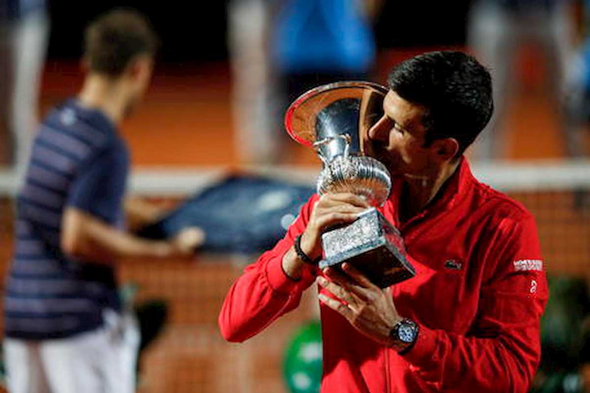 Novak Djokovic trionfa a Roma, è il tennista più anziano riuscirci