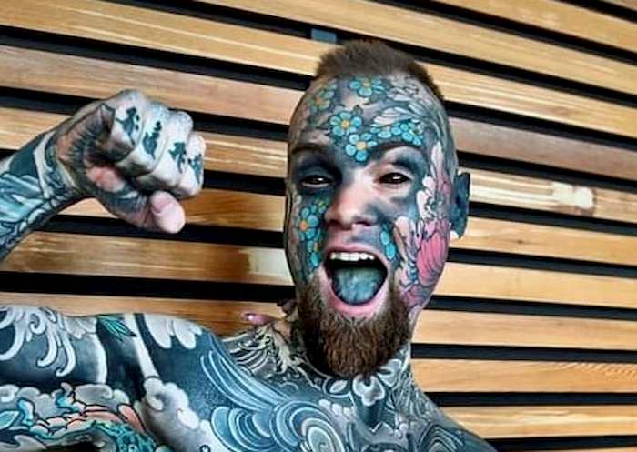 Freak Hoody, il maestro super tatuato cacciato dall'asilo. "Il suo aspetto spaventoso per i bimbi"