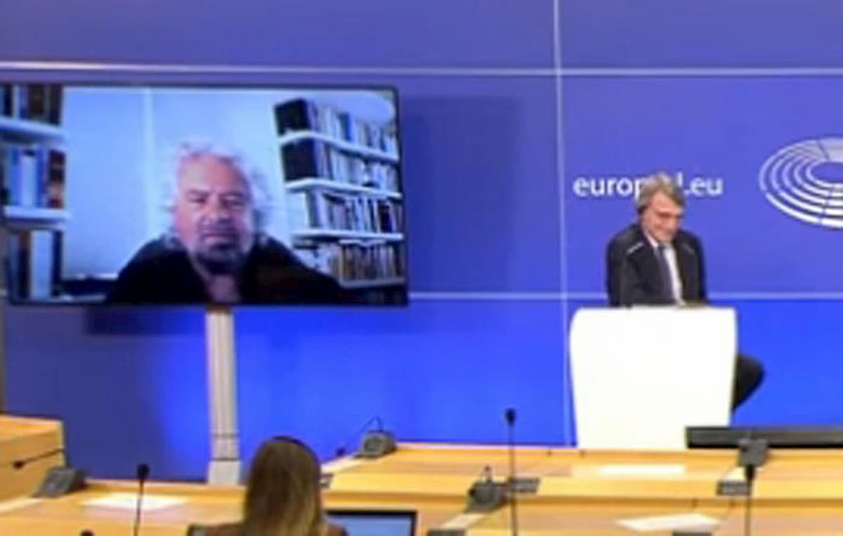 Beppe Grillo: "Non credo nel Parlamento ma nella democrazia diretta del referendum"
