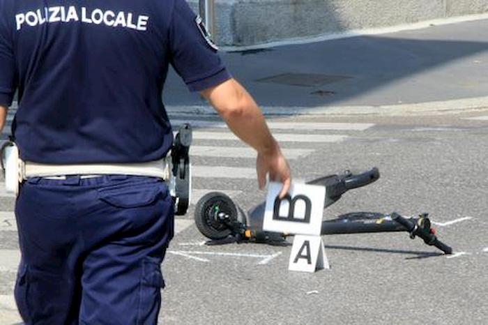 Milano, in monopattino si schianta contro un'auto e sfonda parabrezza: grave 34enne