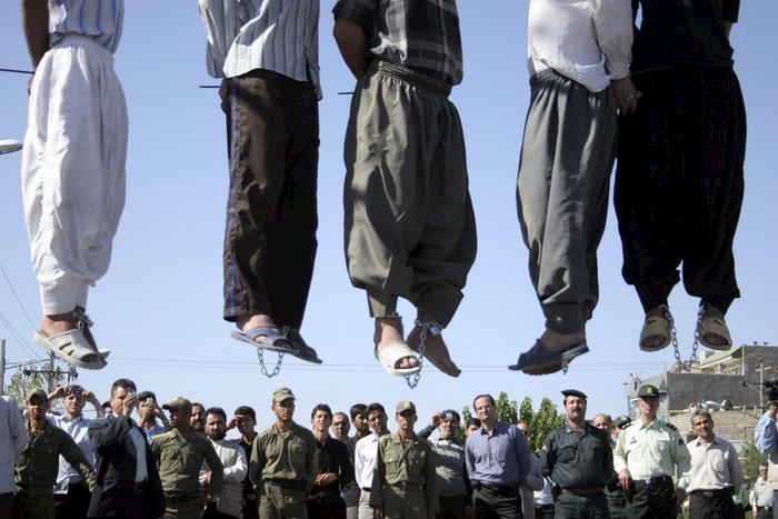 Iran, pepe sui genitali e water boarding. Le torture brutali nel report di Amnesty