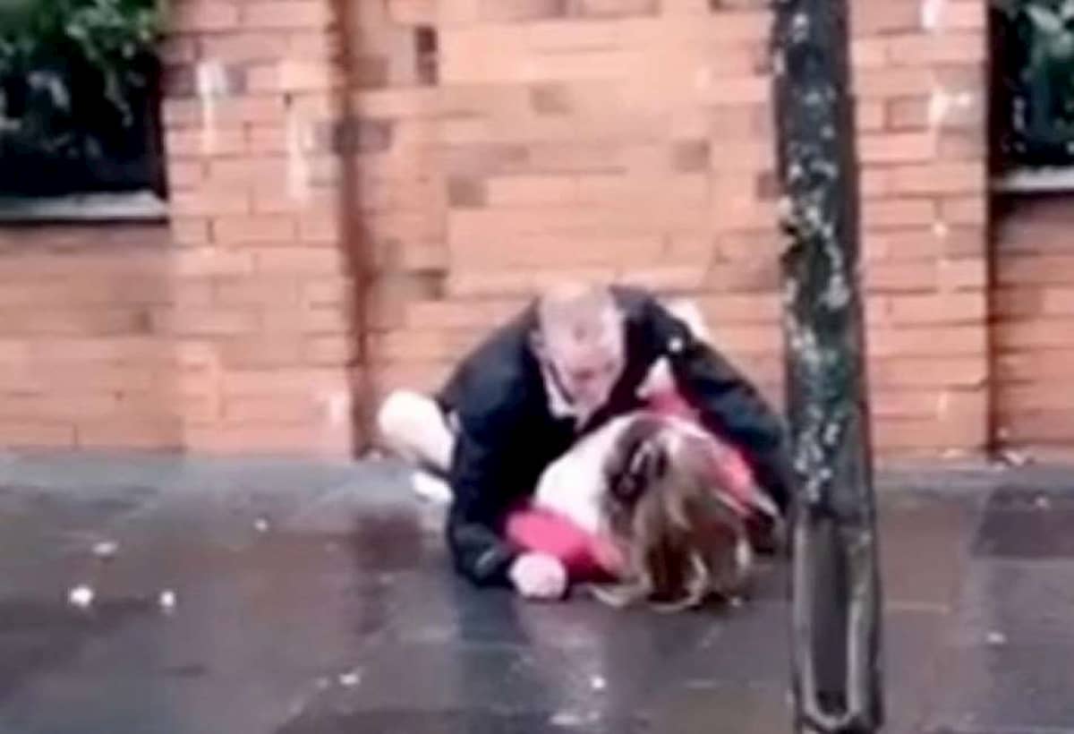 Rapporto sessuale in strada in pieno giorno a Belfast