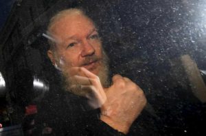 Assange Julian nella foto lunedì 6 a processo a Londra: sarà estradato in America?