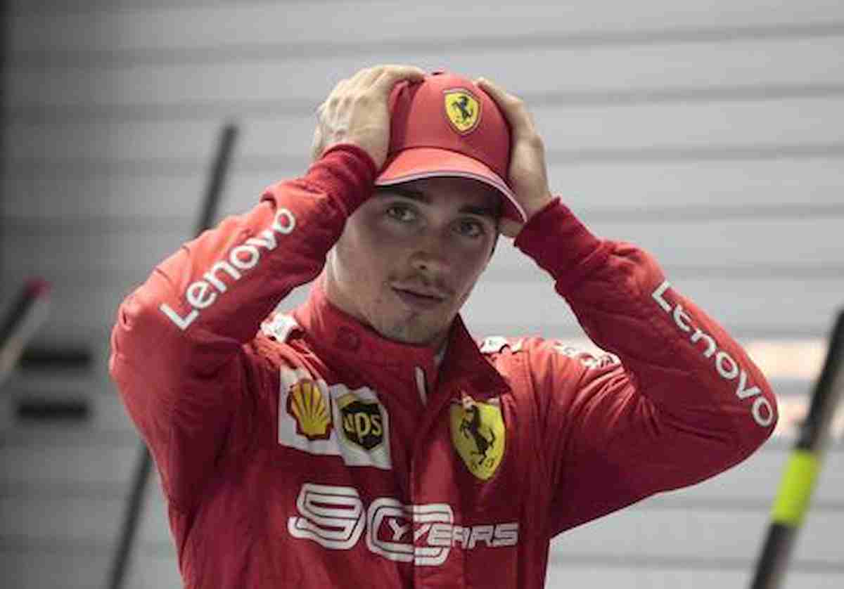 Leclerc si scusa per imprecazione contro meccanici Ferrari: "Non sapevo che microfono fosse acceso"