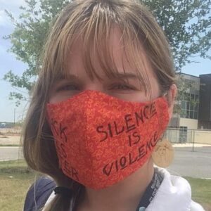 Usa, insegnante bianca indossa mascherina con la scritta Black Lives Matter. Licenziata