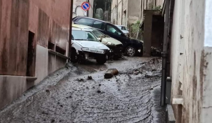 emergenza maltempo in Campania, strade di fango: sfollati a Sarno, scuole chiuse a Caserta e Salerno