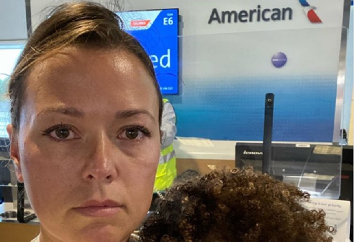 Bimbo non vuole mettere la mascherina, madre e figlio di 2 anni fatti scendere dall'aereo
