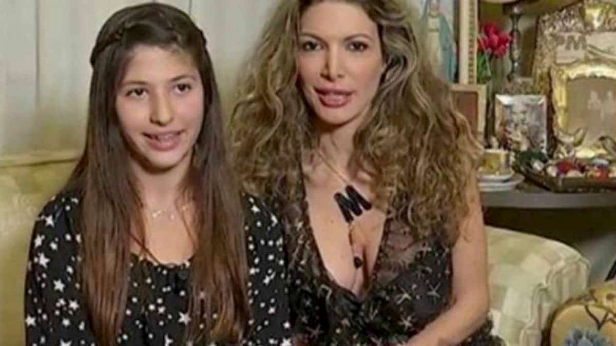 Maria Monsè porta la figlia di 14 anni dal chirurgo plastico