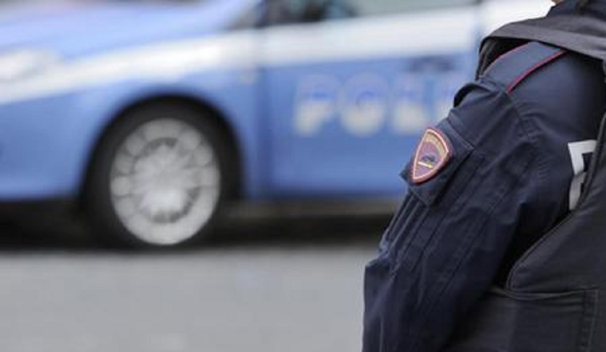 Milano, video di FanPage: "Due poliziotti prendono a calci in testa un uomo dopo inseguimento"
