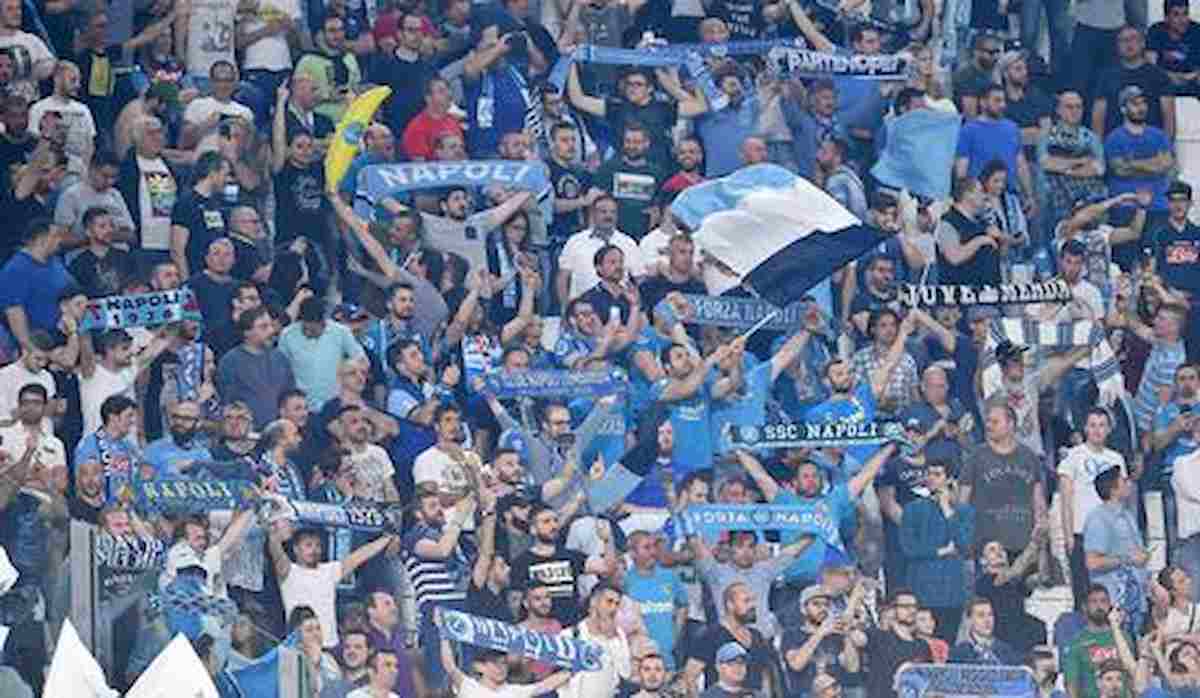 I tifosi del Napoli sono tornati allo stadio VIDEO. Perché altri no?