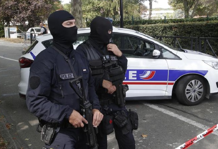 Parigi, aggrediti e feriti due poliziotti. Il ministro dell'Interno: "Un massacro". Foto Ansa
