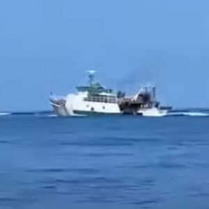 Lampedusa, peschereccio sperona motovedetta italiana: inseguimento e spari VIDEO