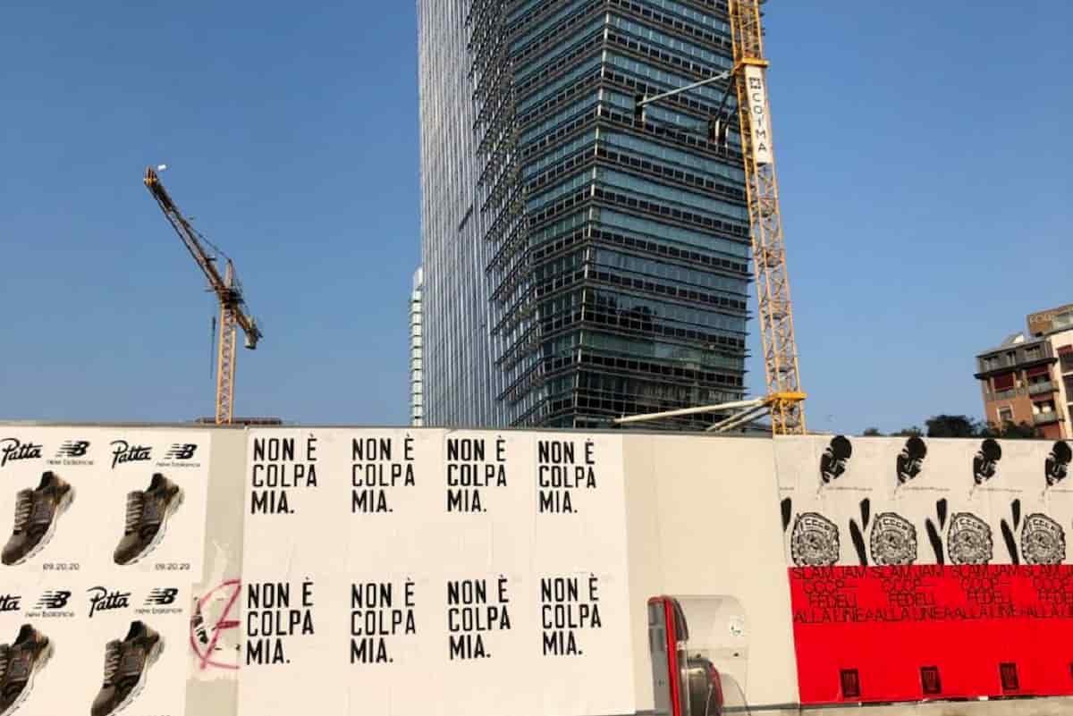"Non è colpa mia": scritta sui muri di Roma e Milano