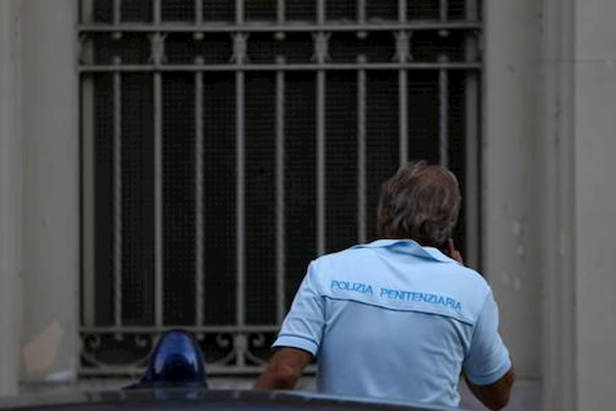 Detenuto tunisino scappa dal tribunale di Firenze dopo aver ferito un agente
