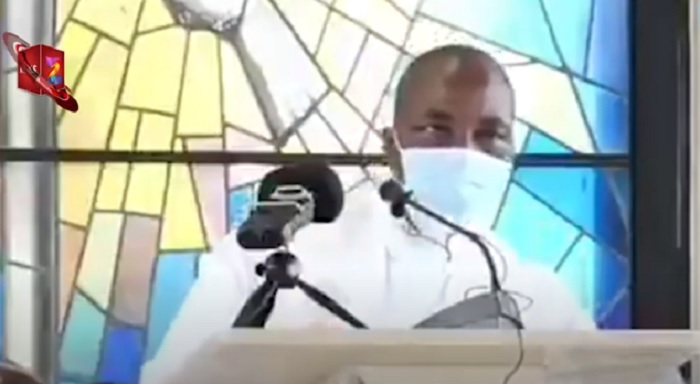 Prete con la mascherina collassa e muore durante un sermone in Camerun VIDEO