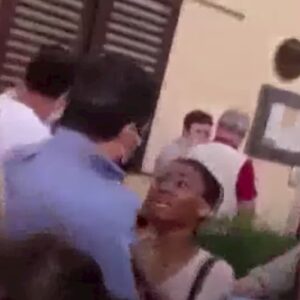 Salvini e la fatwa della donna che gli strappa la camicia: "Ti maledico" VIDEO