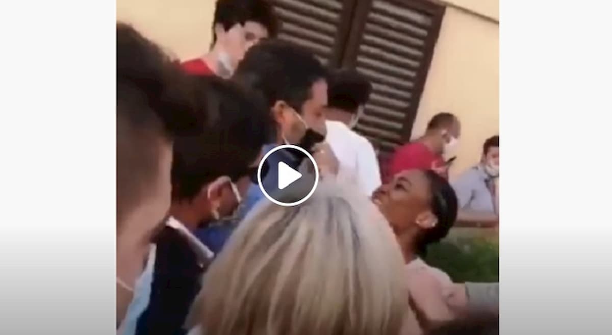 Pontassieve. Salvini strattonato da una giovane: mascherina, camicia e catenina strappate VIDEO