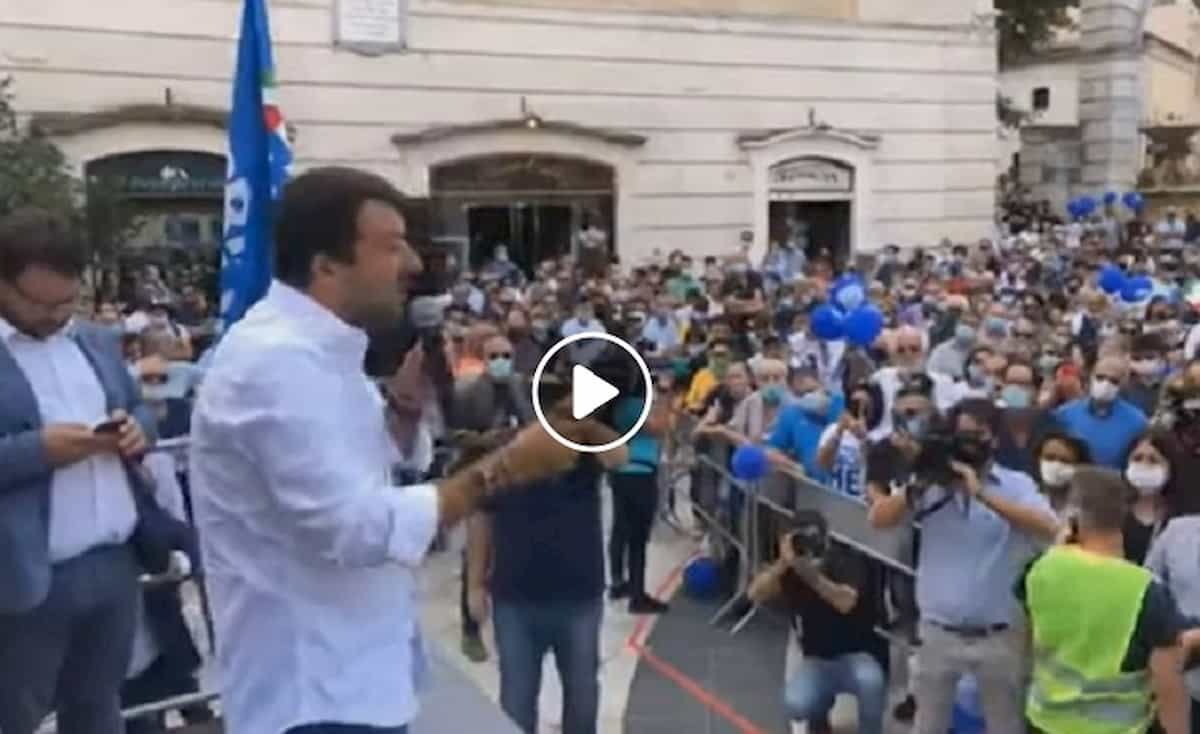 Matteo Salvini contestato anche a Matera: "Se volete i clandestini pagateli voi" VIDEO