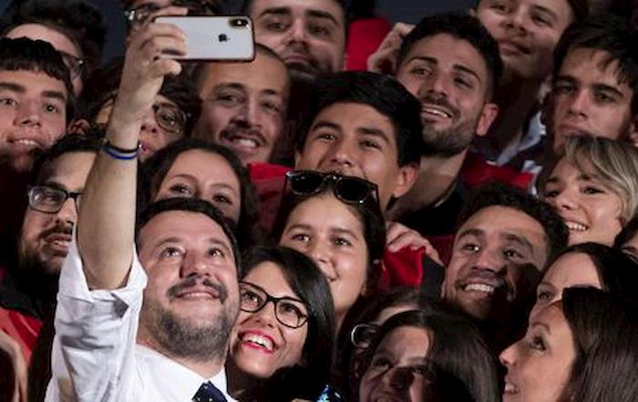 Salvini ha la spalla del selfista: si è infiammata per i troppi scatti coi sostenitori