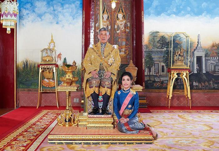 Il re della Thailandia riabilita la concubina Sineenat