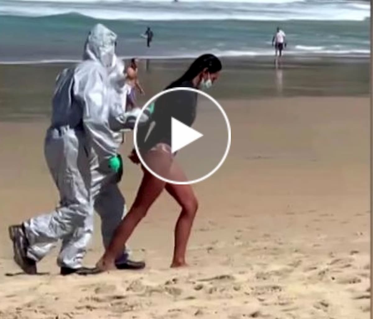 Spagna, positiva al coronavirus va a fare surf anziché stare in quarantena: arrestata in spiaggia VIDEO