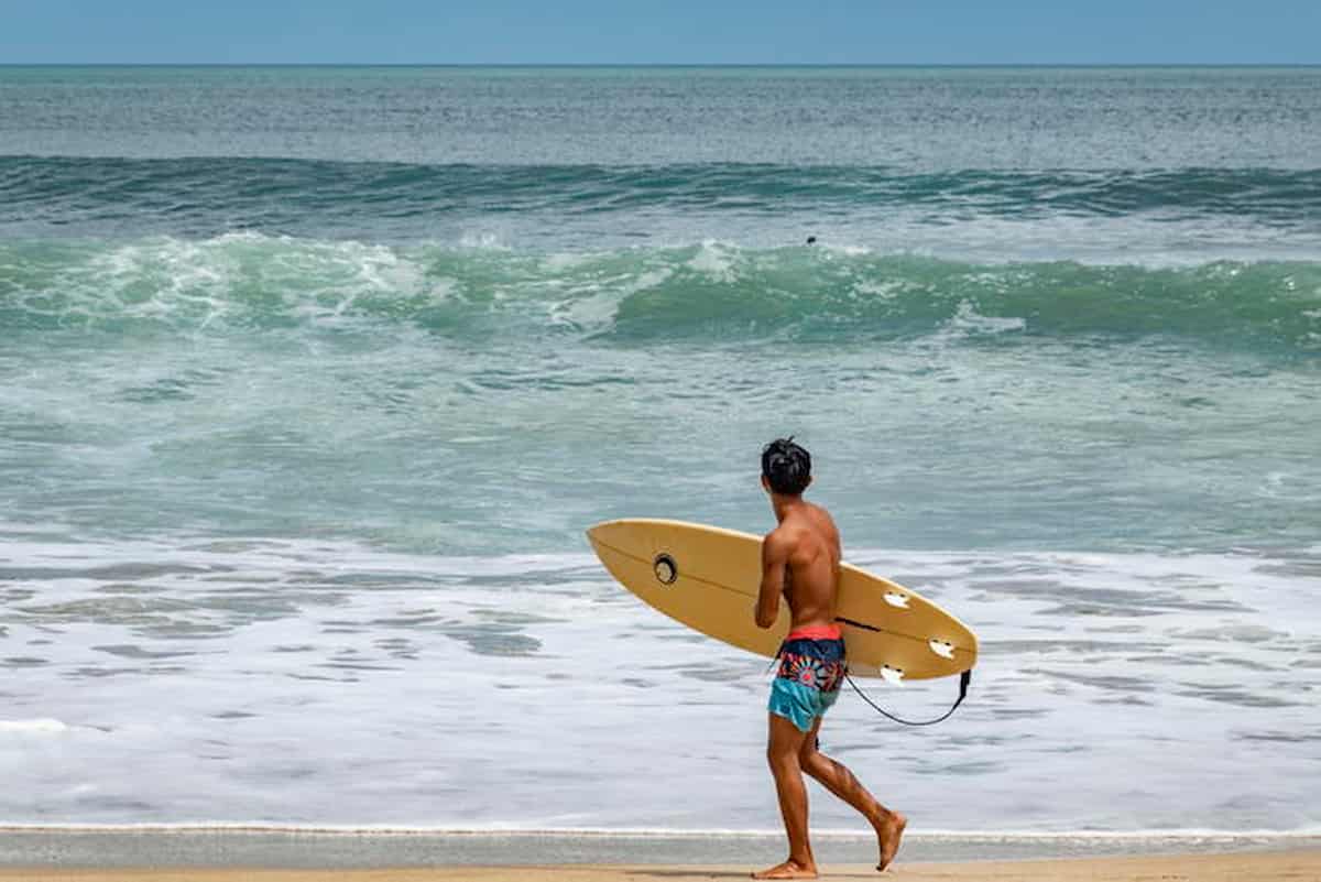 Perde la tavola da surf alle Hawaii, ritrovata nelle Filippine