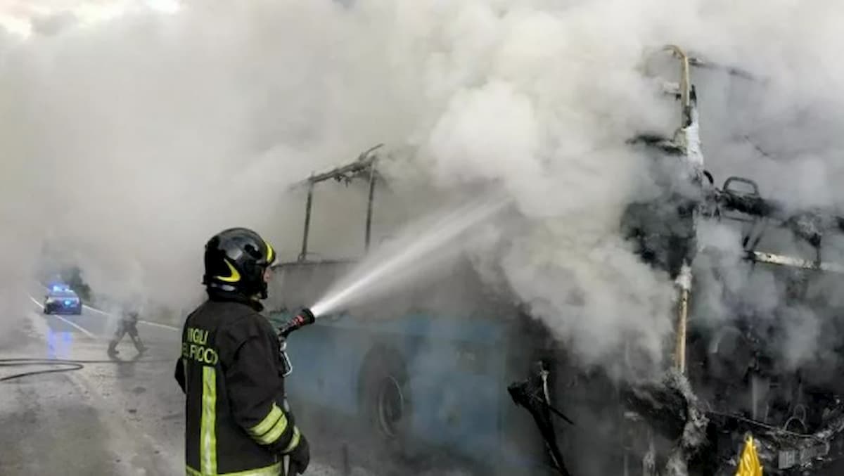 Torre Canavese, bus di linea pieno di studenti in fiamme