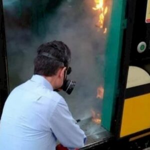 Milano, ragazzini danno fuoco al gel igienizzante sul tram