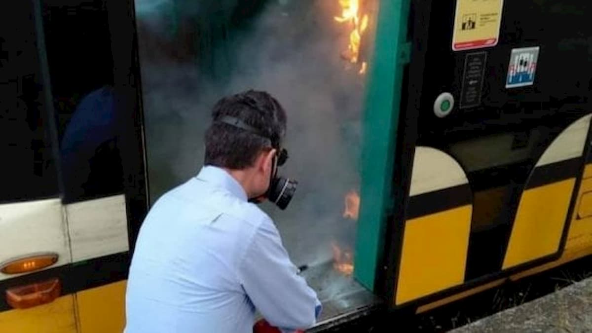 Milano, ragazzini danno fuoco al gel igienizzante sul tram