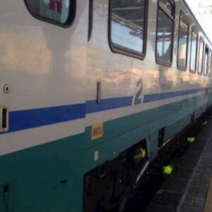 Treno regionale Falconara - Orte è finito contro una frana caduta binari, nessun ferito