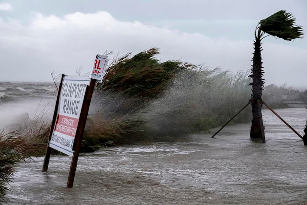 Uragano Sally tocca terra negli Usa: raffiche fino a 165 km orari, rischio "inondazioni catastrofiche"