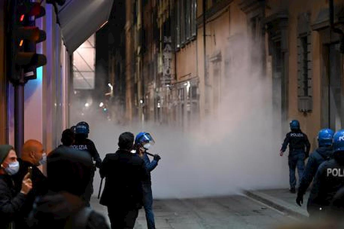 Equazione scontri: più autonomi e più nero uguale più protesta. Italia: 4 gambe...a tempo